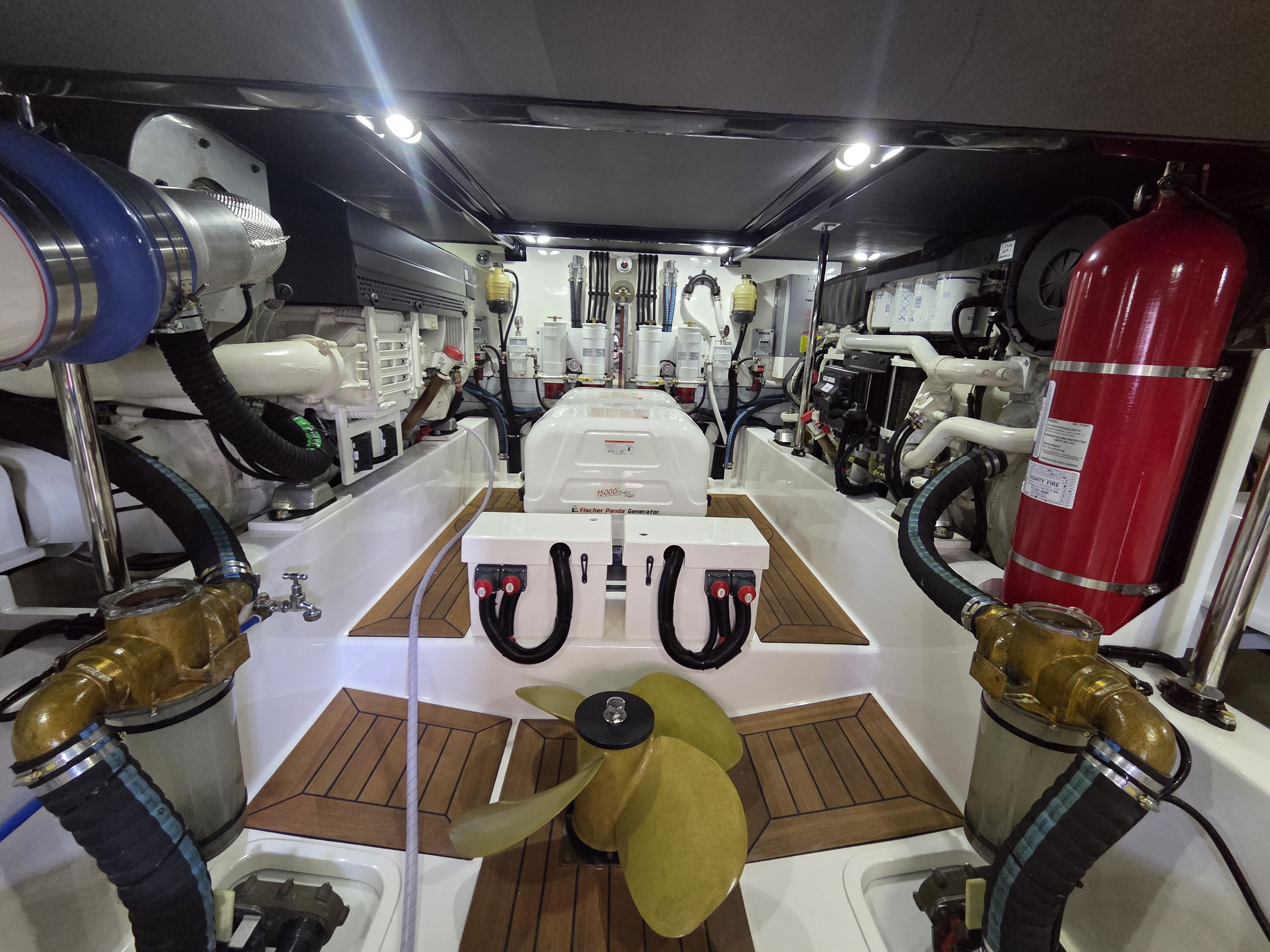 Clean engine room installation by SRQ Marine A/C